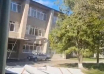 “Шаленство стихії на Тернопільщині”: потужний вітер зірвав дах з лікарні у Підволочиську (ВІДЕО)