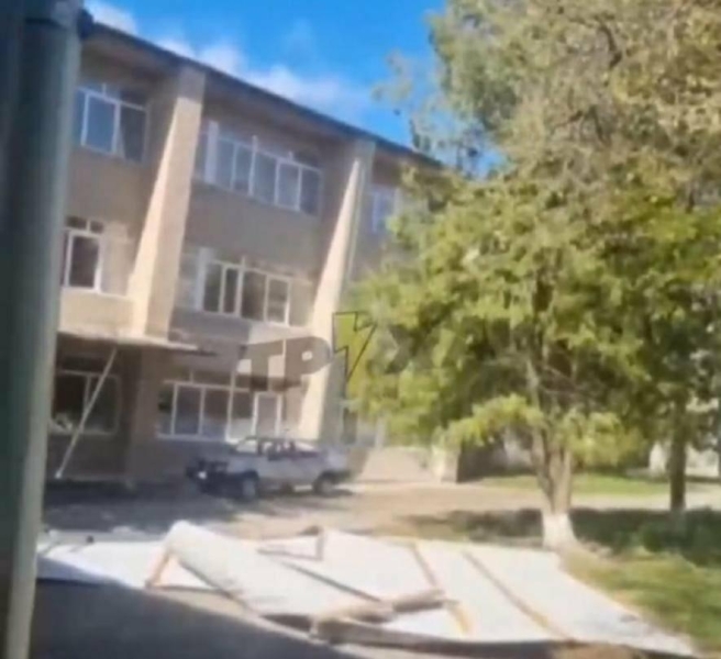 "Шаленство стихії на Тернопільщині": потужний вітер зірвав дах з лікарні у Підволочиську (ВІДЕО)