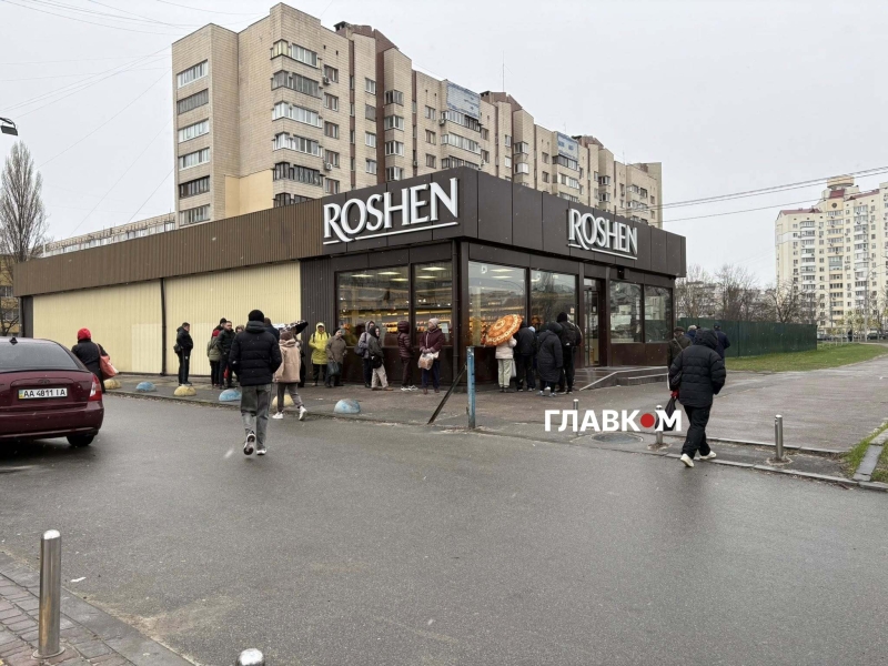 Паска від Порошенка за 300 грн. В магазинах Roshen почався щорічний ажіотаж (фоторепортаж)