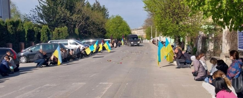 Місто стало на коліна: на Тернопільщині поховали полеглого бійця (ФОТО)