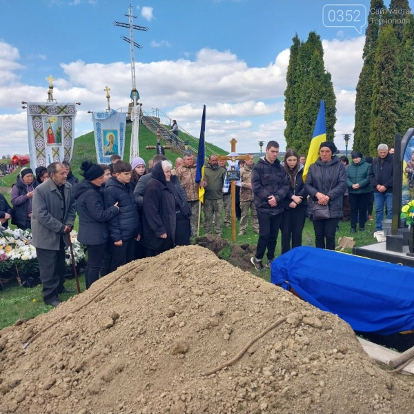 Нестерпний біль та гіркі сльози: в останню дорогу провели воїна з Тернопільщини (ФОТО)