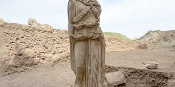 У Туреччині знайшли унікальну двометрову статую Афіни