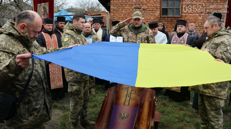 "Боляче і страшно проводжати у вічність молодих": на Тернопільщині поховали полеглого командира (ФОТО)