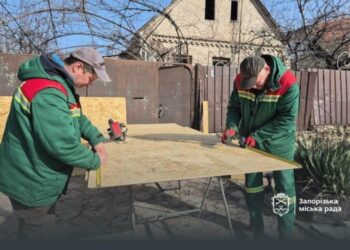 У Запоріжжі комунальники закрили вікна у будинках, які пошкодило внаслідок атаки