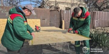 У Запоріжжі комунальники закрили вікна у будинках, які пошкодило внаслідок атаки