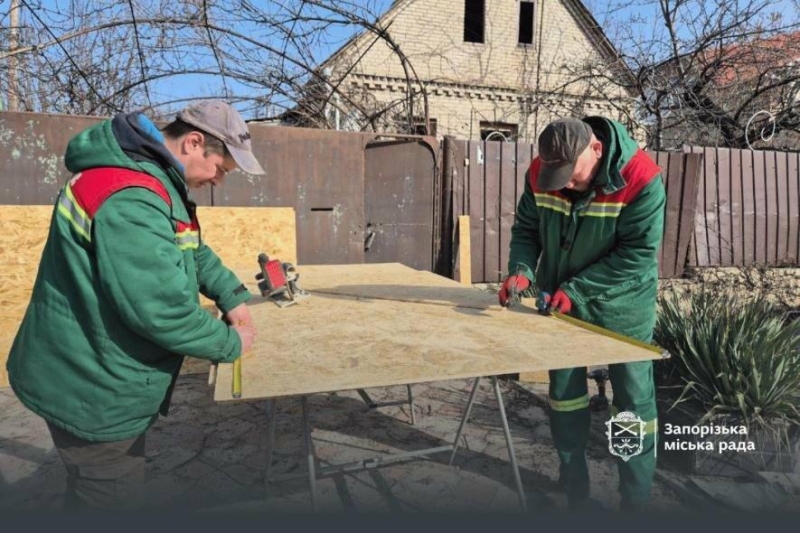 У Запоріжжі комунальники закрили вікна у будинках, які пошкодило внаслідок атаки