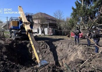 У Запоріжжі рятувальники вилучили залишки снаряду від РСЗВ, – ВІДЕО