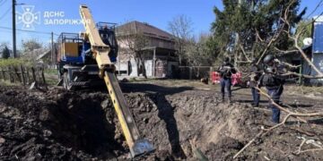У Запоріжжі рятувальники вилучили залишки снаряду від РСЗВ, – ВІДЕО