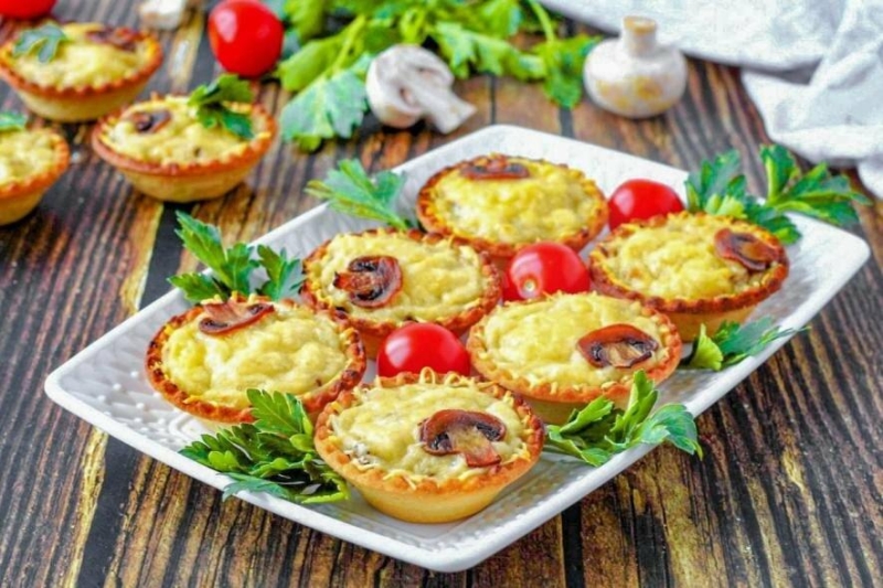 Святкова страва: жульєн із грибами у хрустких тарталетках