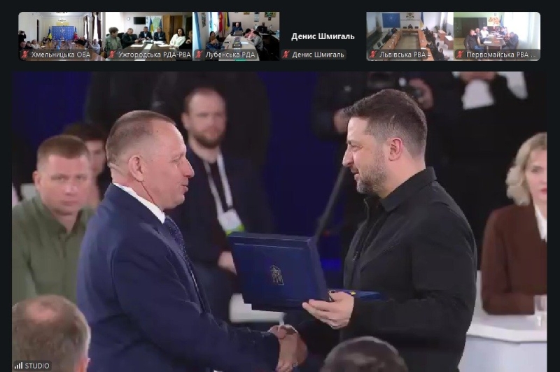 Зеленський вручив відзнаку "Місто-герой України" Старокостянтинову