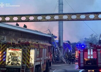 У Славуті рятувальники ліквідували пожежу у виробничій будівлі