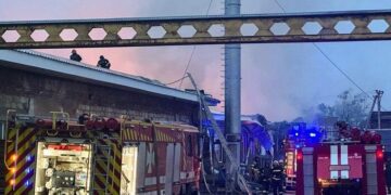 У Славуті рятувальники ліквідували пожежу у виробничій будівлі