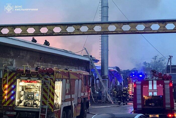 У Славуті рятувальники ліквідували пожежу у виробничій будівлі