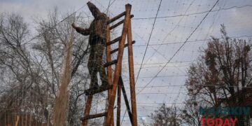 На дорогах навколо Харкова натягнуть 14 квадратних кілометрів антидронових сіток