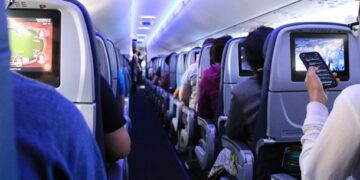 Літні пасажири можуть сповільнювати евакуацію з літака – дослідження