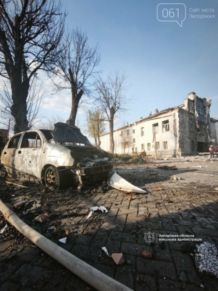 У Запоріжжі внаслідок авіаційної атаки кількість постраждалих зросла до трьох: перші фото з місця події