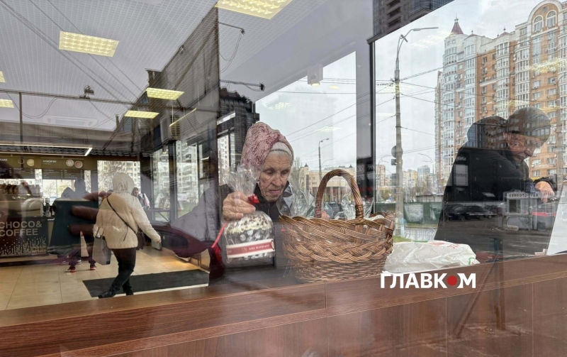 Паска від Порошенка за 300 грн. В магазинах Roshen почався щорічний ажіотаж (фоторепортаж)