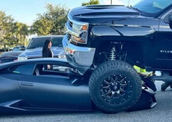 Не помітила: американка на величезному пікапі наїхала на суперкар Lamborghini (ВІДЕО)