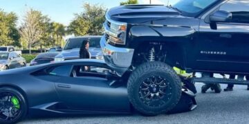 Не помітила: американка на величезному пікапі наїхала на суперкар Lamborghini (ВІДЕО)