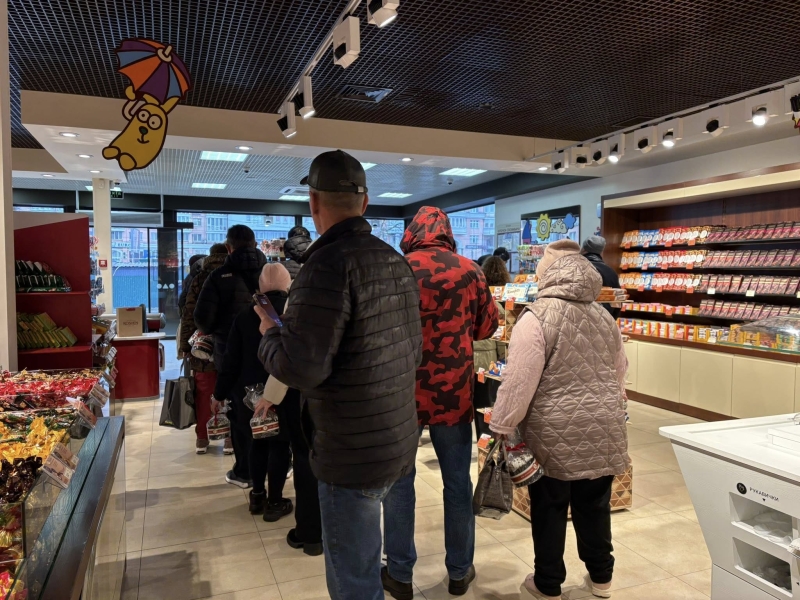 Паска від Порошенка за 300 грн. В магазинах Roshen почався щорічний ажіотаж (фоторепортаж)