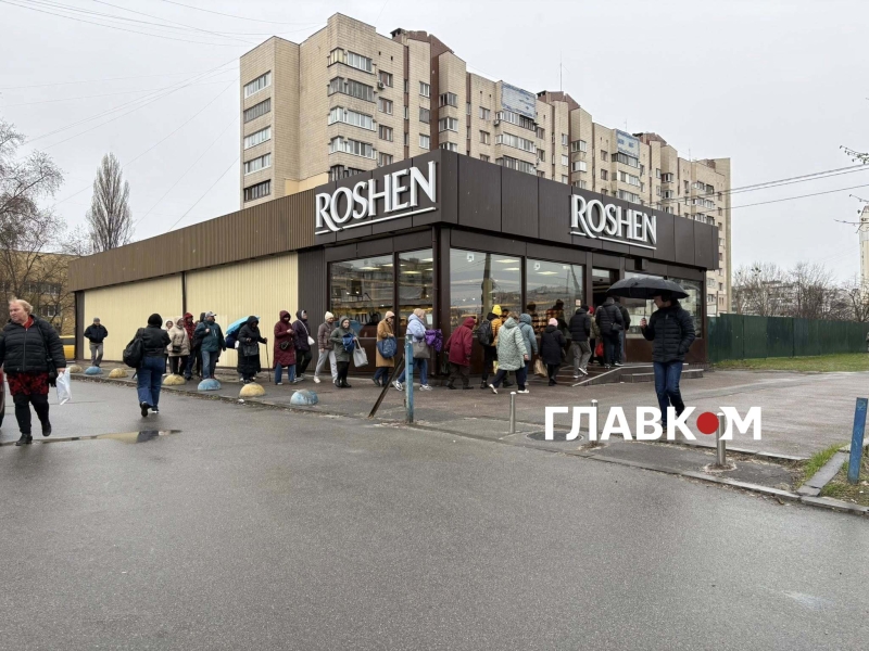 Паска від Порошенка за 300 грн. В магазинах Roshen почався щорічний ажіотаж (фоторепортаж)