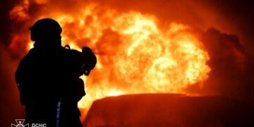 Після російської атаки горить великий завод у Харківському районі