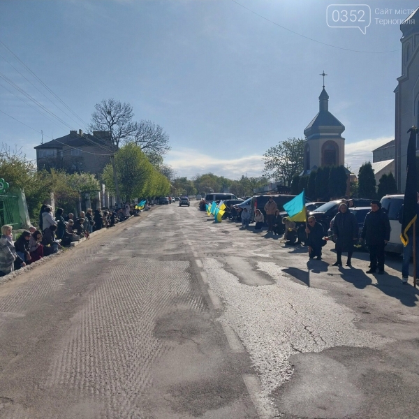 Місто стало на коліна: на Тернопільщині поховали полеглого бійця (ФОТО)