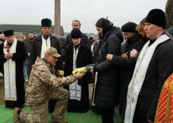 “Боляче і страшно проводжати у вічність молодих”: на Тернопільщині поховали полеглого командира (ФОТО)