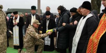 “Боляче і страшно проводжати у вічність молодих”: на Тернопільщині поховали полеглого командира (ФОТО)