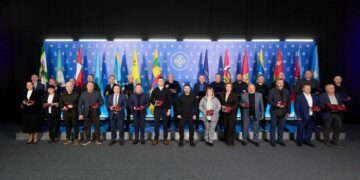 Зеленський вручив відзнаку “Місто-герой України” Старокостянтинову