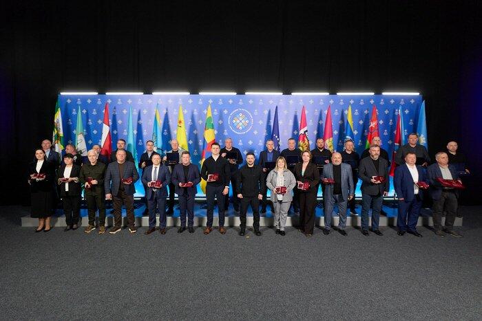 Зеленський вручив відзнаку "Місто-герой України" Старокостянтинову