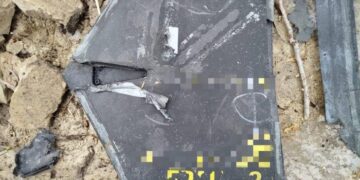 Російський ударний дрон влучив у багатоповерхівку у Харкові