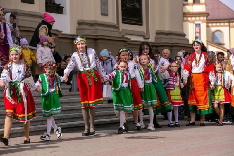 Свято, що об&rsquo;єднує: у центрі Франківська зазвучали гаївки (ФОТО)