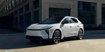 Новий електрокросовер Toyota bZ проїжджає більше, ніж обіцяли (ФОТО)