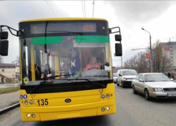 Безкоштовне навчання і зарплата від 35 тисяч: у Франківську шукають водіїв тролейбусів