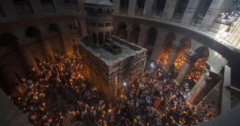 В Єрусалимі у храмі Гробу Господнього зійшов Благодатний вогонь