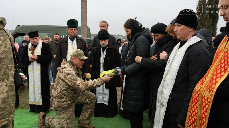 "Боляче і страшно проводжати у вічність молодих": на Тернопільщині поховали полеглого командира (ФОТО)
