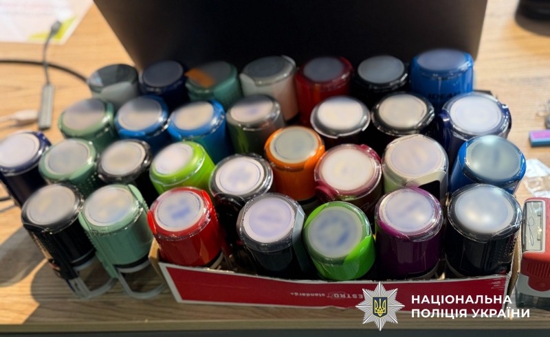 У Києві поліція накрила ботоферму, яка вигадувала українцям &laquo;криптоборги&raquo; (фото)