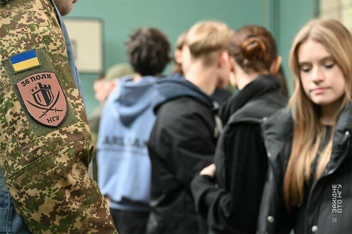 Хмельницькі гвардійці провели "Урок мужності" для ліцеїстів