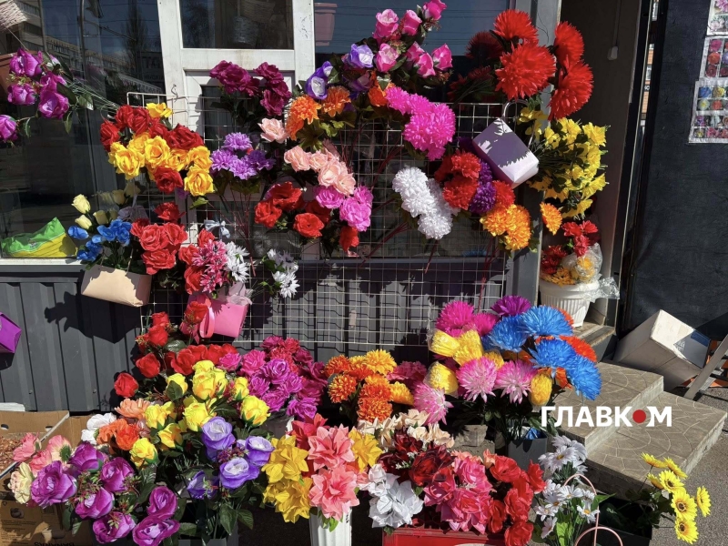 Поминальні дні 2026. Скільки коштують пластикові та живі квіти у Києві (репортаж)
