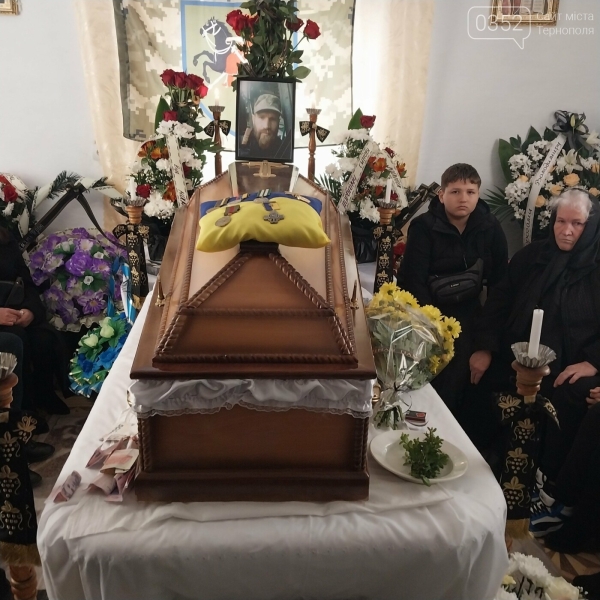 Нестерпний біль та гіркі сльози: в останню дорогу провели воїна з Тернопільщини (ФОТО)