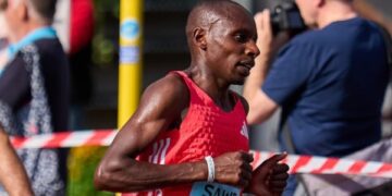 Бігун із Кенії першим у світі пробіг марафон менш ніж за дві години