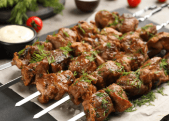 Сезон шашликів відкрито: класичний рецепт на перші травневі вихідні