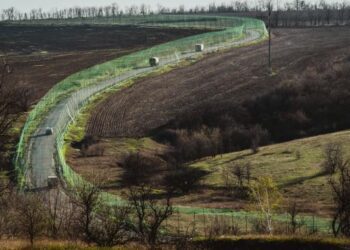 Autostrada показала, як затягує дороги на Харківщині сітками проти дронів