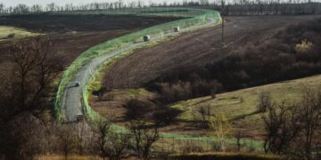 Autostrada показала, як затягує дороги на Харківщині сітками проти дронів