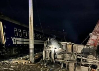 Вантажівка врізалась у пасажирський поїзд на Харківщині