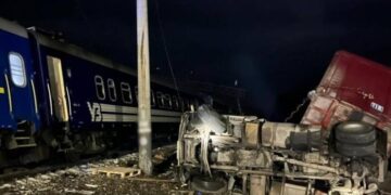 Вантажівка врізалась у пасажирський поїзд на Харківщині