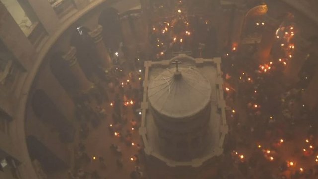 В Єрусалимі у храмі Гробу Господнього зійшов Благодатний вогонь