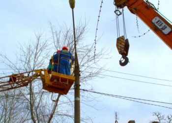 Попри постійні обстріли енергетики повернули світло 15,6 тисячам родин у Запорізькій області