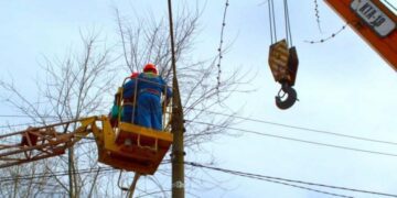 Попри постійні обстріли енергетики повернули світло 15,6 тисячам родин у Запорізькій області